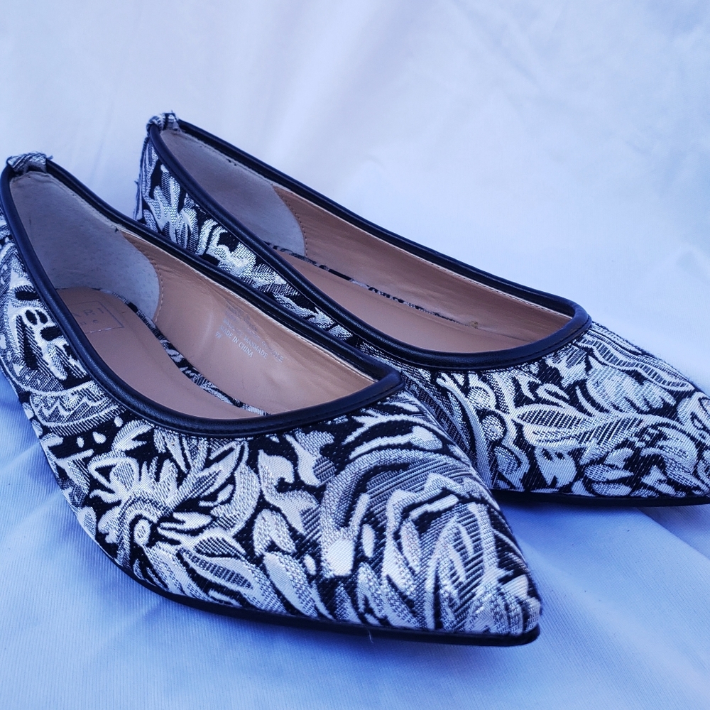 Kaari Blue Women's Flats. Shoe Size 9W. Black/White/Silver. Good Condition.
